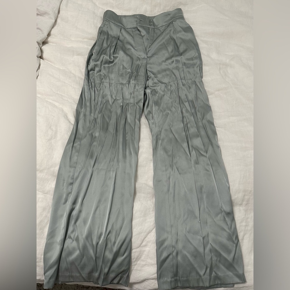 Stylish Silver/Gray Abercrombie & Fitch Wide-Leg Pants, size 26